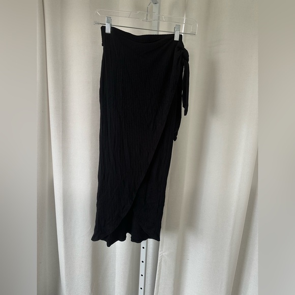 CLEARANCE Reformation ribbed wrap skirt  FINAL PRICE NO OFFER CONSIDERED - Picture 4 of 7